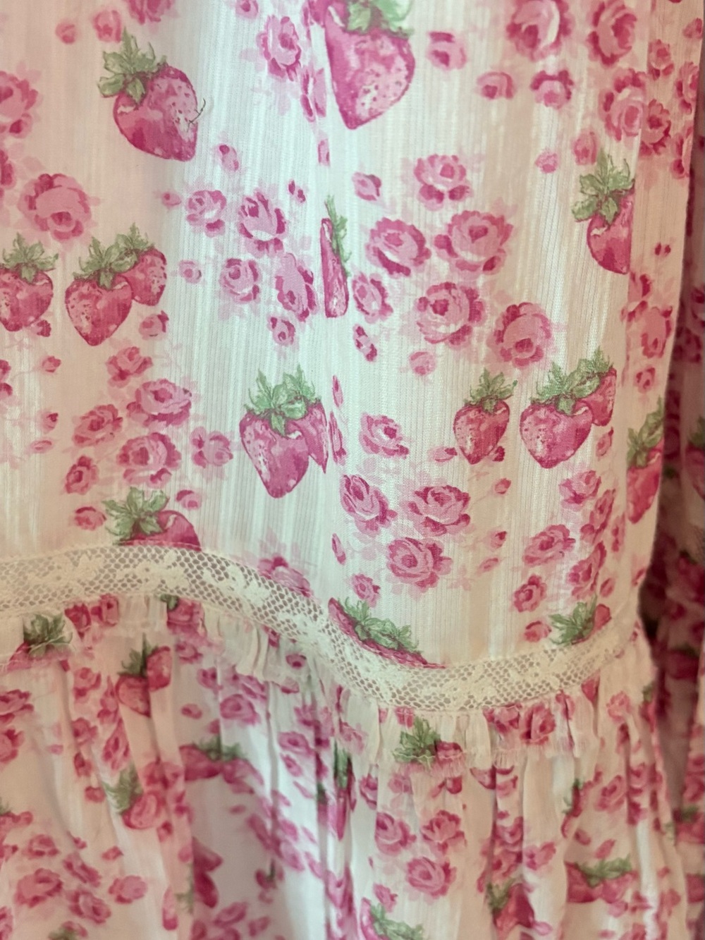 LoveShackFancy Heirloom Print Capsule Featuring Rose Heart Print With Berries XL - Picture 4 of 5